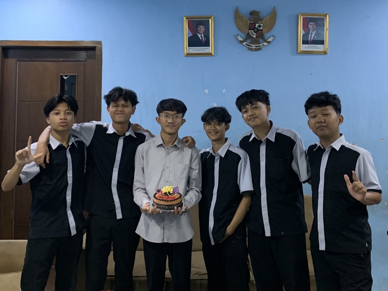 Lebih dari Sekadar PKL: Potret Kedekatan Harry Fauzan dan Siswa PKL SMKS PGRI 109 Tangerang di Momen Perpisahan 