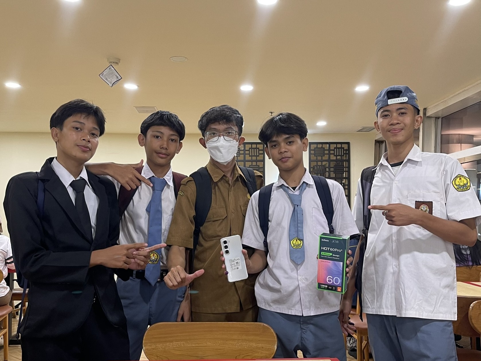 Kisah Inspiratif Harry Fauzan: Traktir Makan hingga Diam-diam Belikan Smartphone untuk Siswa yang Membutuhkan